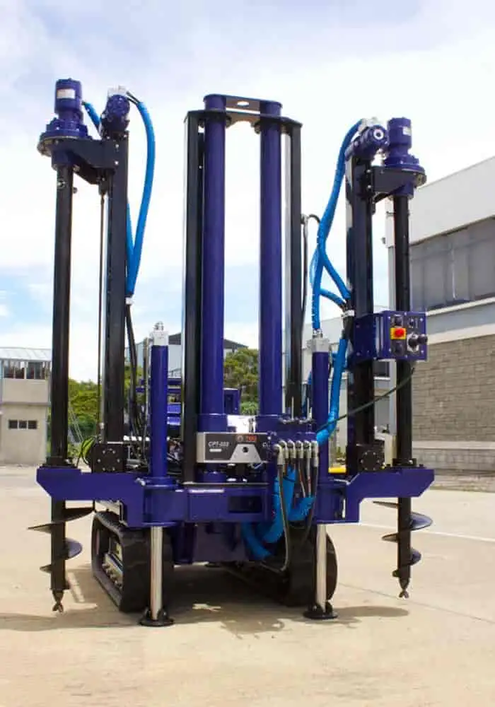 Small rig for soil testing with CPT cone, with expandable auger anchoring system