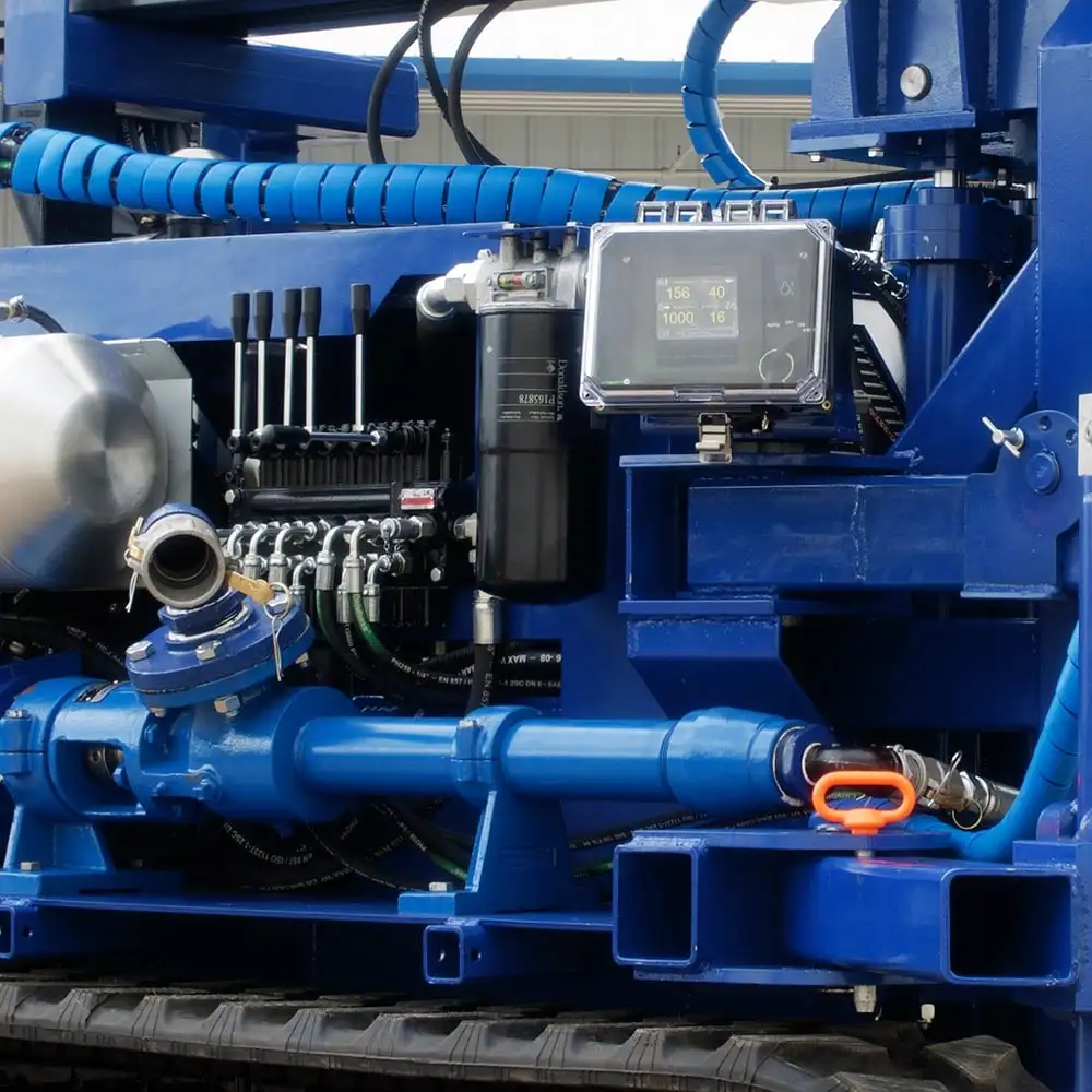 The STR-138 has a built in water and mud pump for wet drilling.